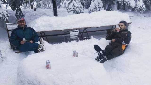 Pausa relax e birra sotto la neve sulle montagne di Fonni