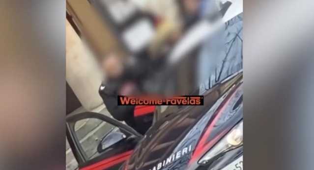Carabiniere prende a pugni un arrestato a Modena: 