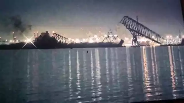 Baltimora, colpito da una nave crolla un ponte con decine di auto sopra
