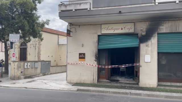 Paura ad Assemini, attentato incendiario contro un bar: indagini in corso