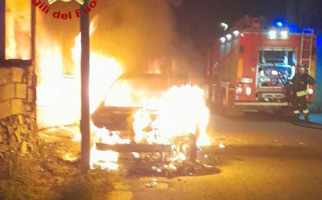 Auto in fiamme nella notte a Fonni: non si esclude l'atto doloso