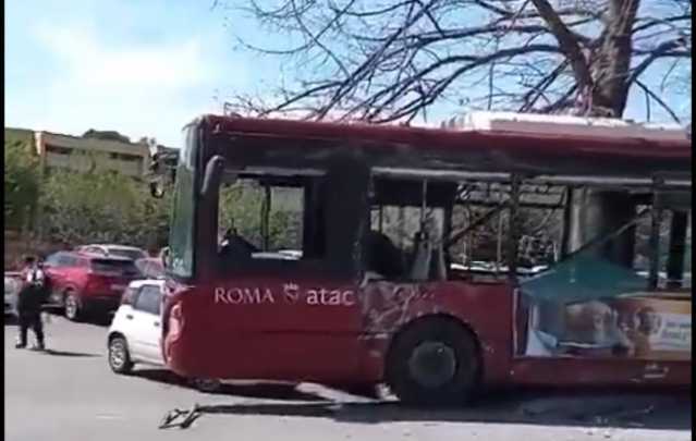 Roma, scontro fra due autobus: 7 feriti tra cui una bimba di due mesi