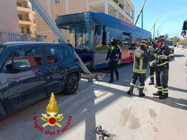 YouTG NET Alghero Bus Contro Auto E Palo Della Luce Almeno 5 I