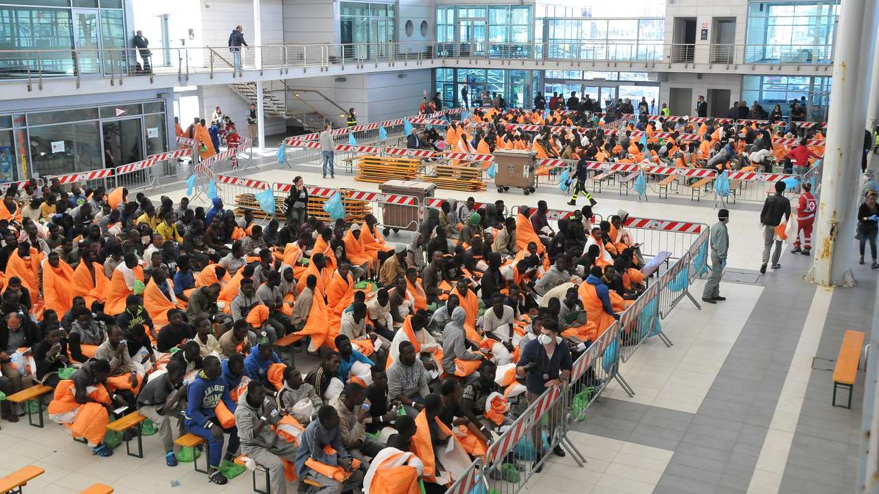 Migranti Molo Cagliari Minniti