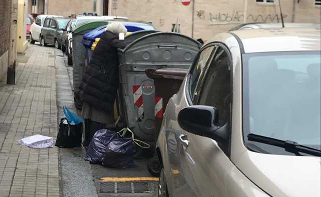 Anziana Cassonetto Cagliari