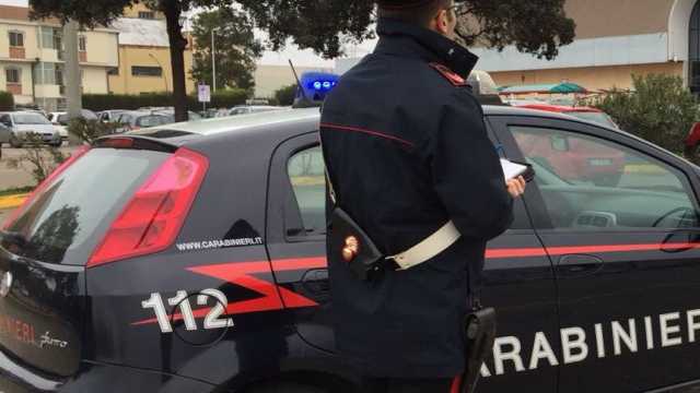 Carabinieri Con Carabiniere In Piedi