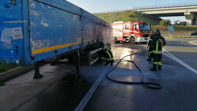 Vigili Del Fuoco Carico Fiamme Tir 5 Aprile