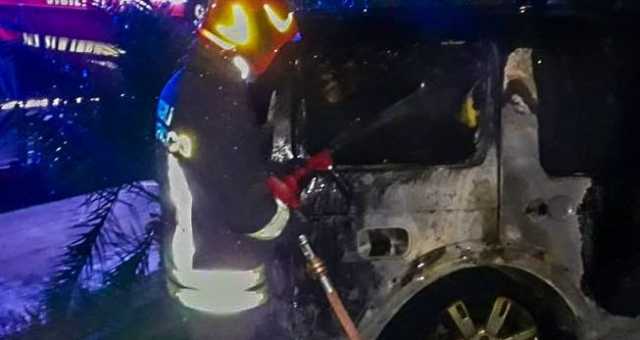 Auto Bruciata Vigili Del Fuoco