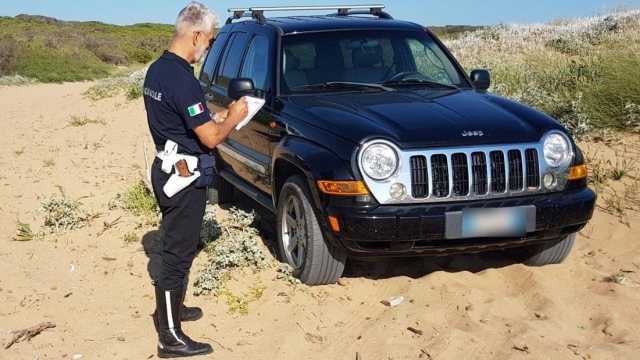 Suv Parcheggiato Spiaggia