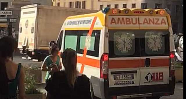Ambulanza Bloccata In Via Manno 0409