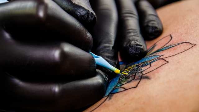 Cancerogeni nove inchiostri per tatuaggi, lo stop del ministero: chi lo sa a Cagliari?