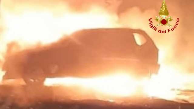 Auto Alle Fiamme Via Mentanba