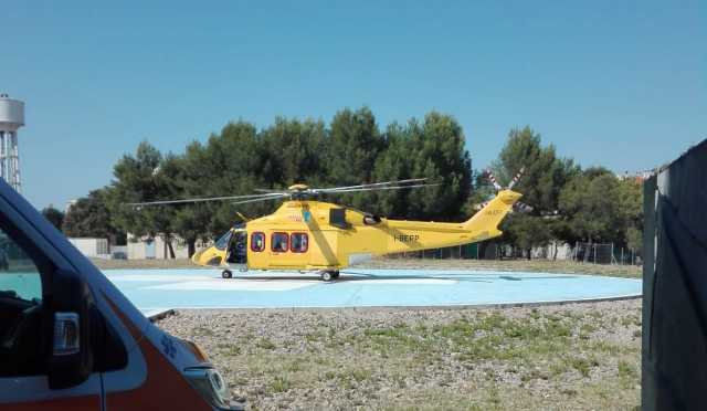 Ambulanza E Elicottero Su Elisuperficie Sassari