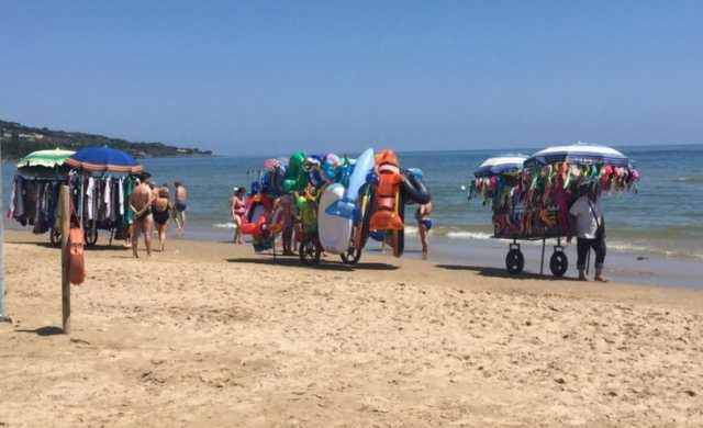 Carretti Abusivi In Spiaggia