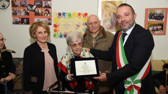 Il Sindaco Lutzu Con La Centenaria Elvira Orrù