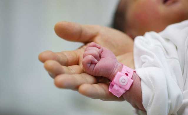 Neonato Mano
