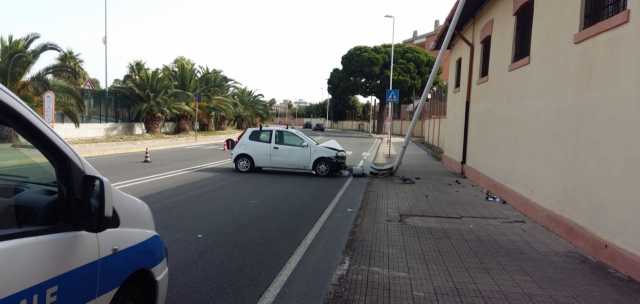 Auto Contro Palo Santelia