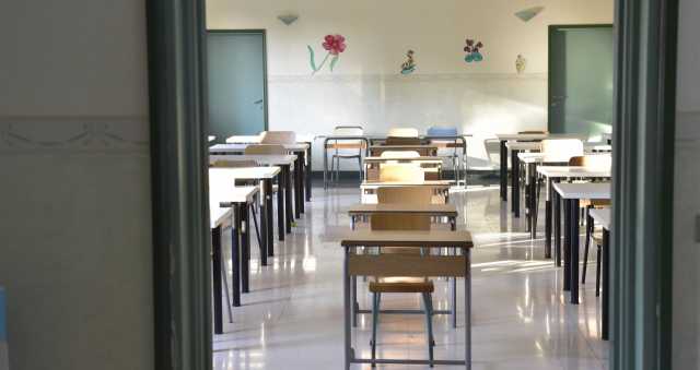 Banchi Scuola Vuoti