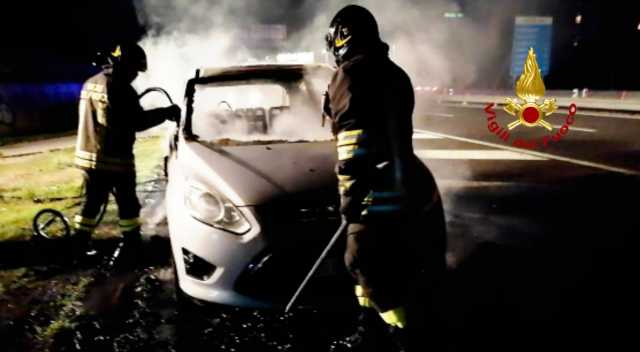 Auto In Fiamme Sulla 554