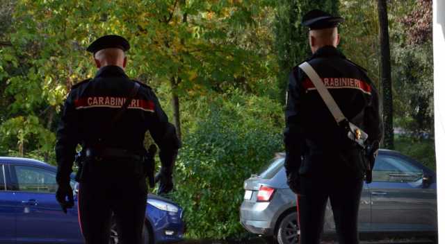 Carabinieri Di Spalle