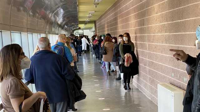 Sanitari Fila Vaccini Poli