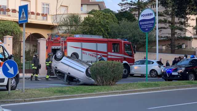 Youtg Net Cagliari Schianto Fra Due Auto In Via Scano Una Si Ribalta