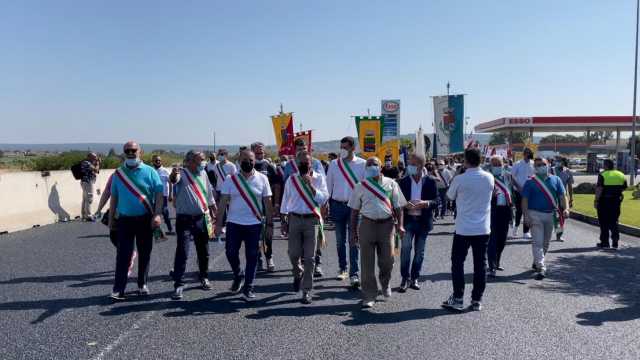 Un Momento Della Manifestazione Per La Sanità Sulla 131   2