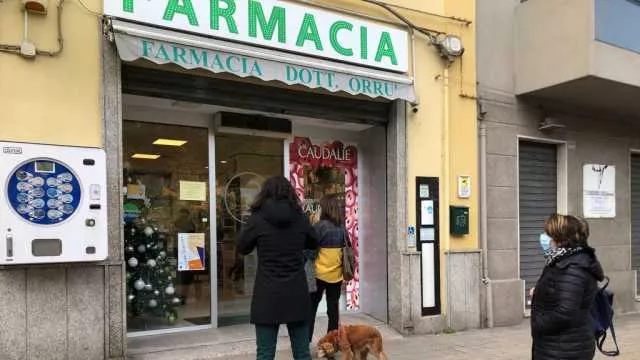 Assalto alle farmacie anche a Cagliari: esaurite le scorte di tamponi antigenici