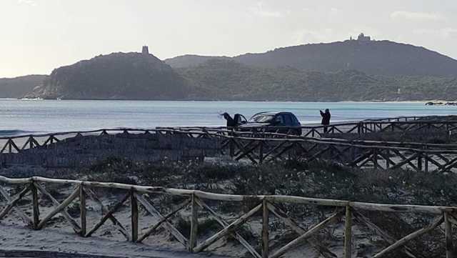 L'auto sulla spiaggia 