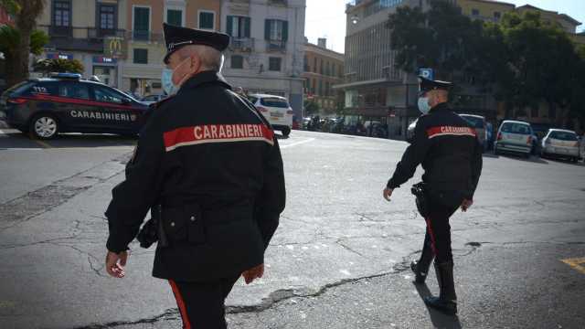 Carabinieri in piazza Yenne