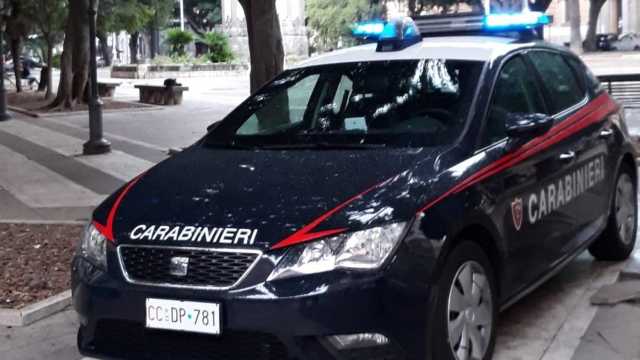 Auto dei carabinieri in piazza del Carmine