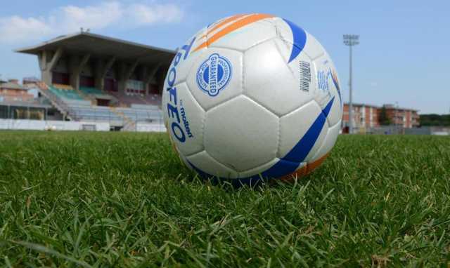 Pallone campo sportivo archivio