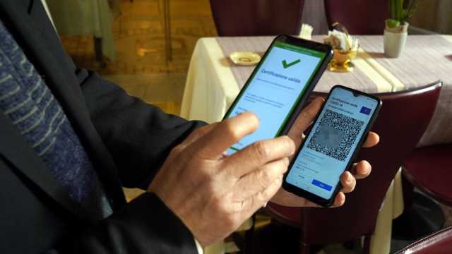Cagliari, va al ristorante con il green pass di un amico: denunciato