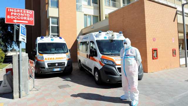 Ambulanza fuori da un sopedale 