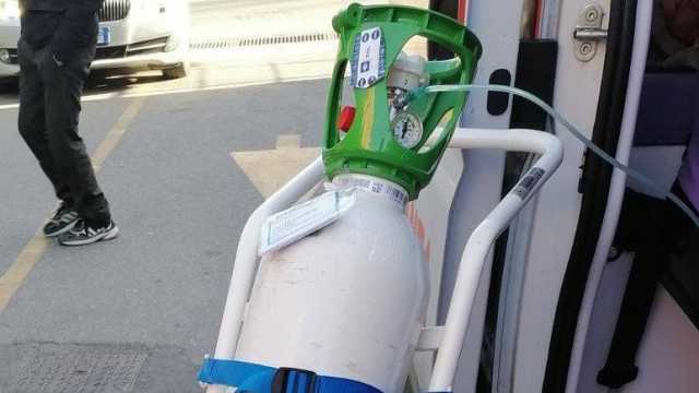 Attaccato alla bombola fuori dal Policlinico da 12 ore