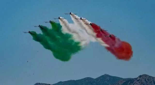 Youtg Net Le Frecce Tricolori Tornano In Sardegna Unica Data Nel