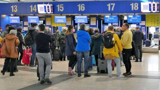 passeggeri in fila in aeroporto