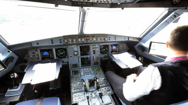 La cabina di pilotaggio di un aereo