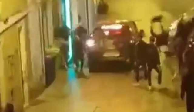 L'auto accerchiata in via Sicilia