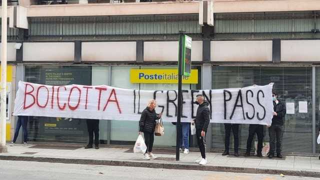 Lo striscione alle Poste di via San Benedetto