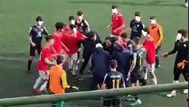 Un momento della rissa