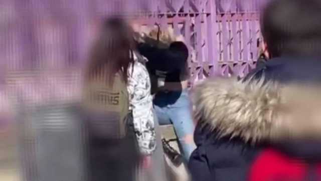 Le botte fuori dalla scuola a Sassari