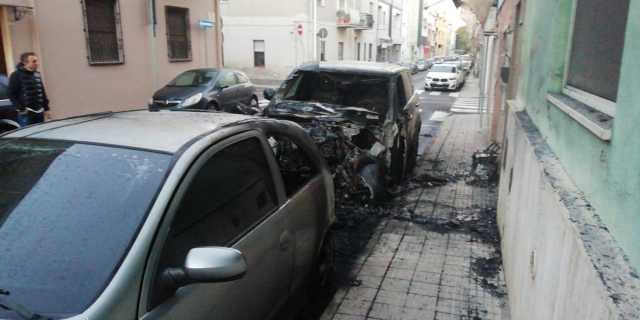 Le auto incendiate in via Legnano 