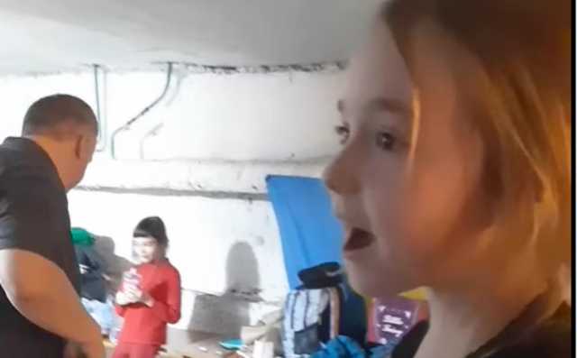 Amelia canta Let it go di Frozen nel bunker di Kiev 