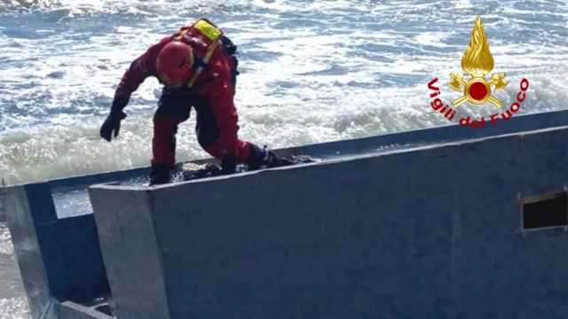 Barca spiaggiata a San Giovanni