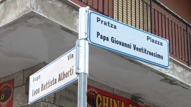 Un cartello stradale bilingue a Cagliari