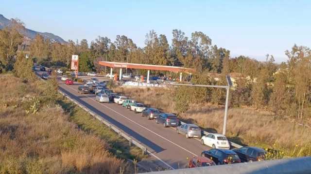La fila al distributore sulla 125 