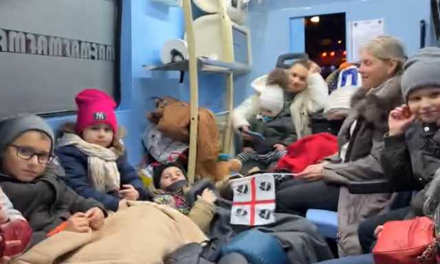 Donne e bambini dentro l'ambulanza 