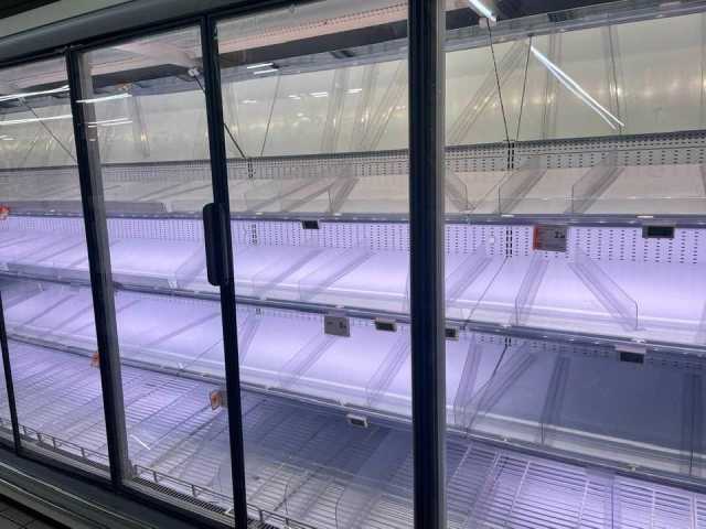 Banco frigo vuoto in un supermercato della Sardegna 