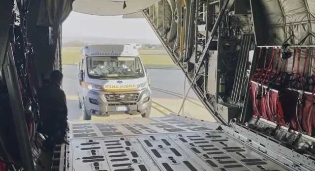 L'ambulanza caricata sull'aereo 